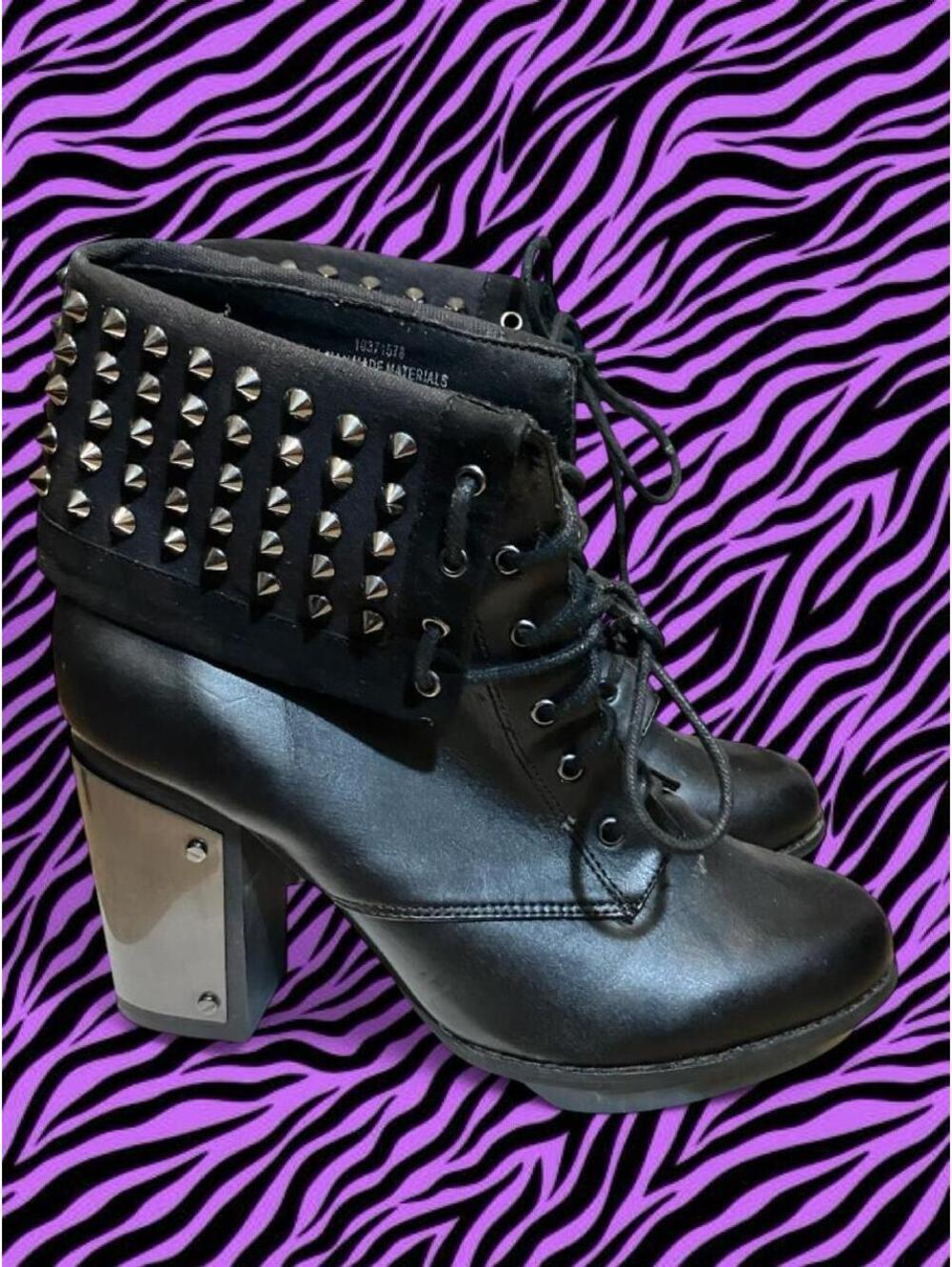 Absolutely SICKK vintage Y2K Blackheart studded ankle boots